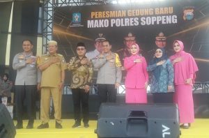 Kapolda Sulsel Irjen Pol Andi Rian didampingi Ketua Bhayangkari Ny Dewwy A Rian saat disambut Kapolres Soppeng AKBP Dr H Muh Yusuf dan Bupati Soppeng H A Kaswadi Razak dalam rangka peresmian Mako Polres ,Selasa 09 Januari 2024 (pedomanrakyat.co.id) 