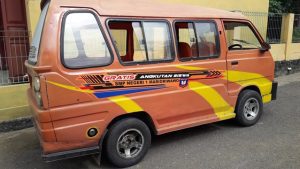 Salah satu mobil jemput siswa di sekolah ini. 