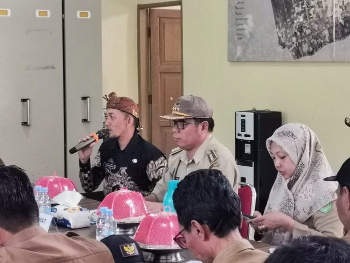 Camat Tomoni Timur, Yulius, menginstruksikan seluruh Badan Usaha Milik Desa (BUMDes) di wilayahnya untuk segera menggelar Rapat Akhir Tahun (RAT) 2024.