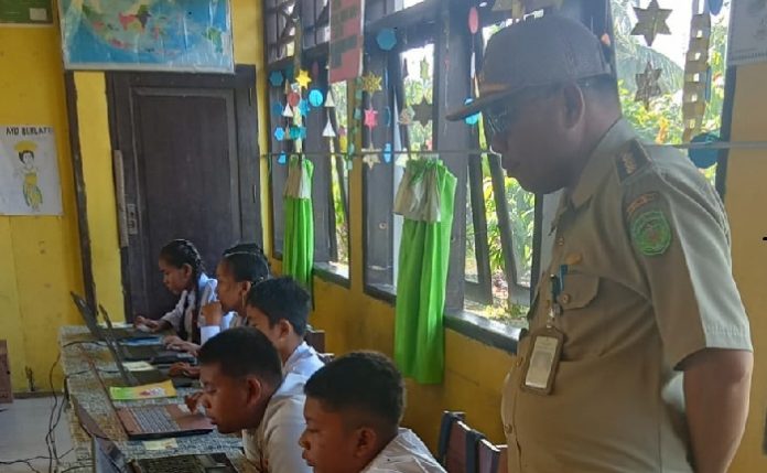 Pelaksanaan Ujian Sekolah (US) tingkat SD dan SMP di Kecamatan Tomoni Timur, Kabupaten Luwu Timur, berjalan lancar, Senin (5/5/2025).