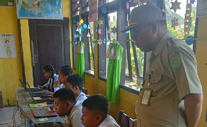 Pelaksanaan Ujian Sekolah (US) tingkat SD dan SMP di Kecamatan Tomoni Timur, Kabupaten Luwu Timur, berjalan lancar, Senin (5/5/2025).