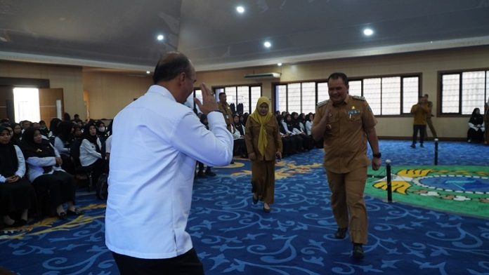 Kepala Pusat Pembelajaran dan Strategi Kebijakan Manajemen Pemerintahan (Pusjar SKMP) LAN, Dr. Muhammad Aswad, M.Si., menghadiri Orientasi Pegawai Pemerintah dengan Perjanjian Kerja (PPPK) Angkatan I–IV lingkup Pemerintah Kabupaten Maros.
