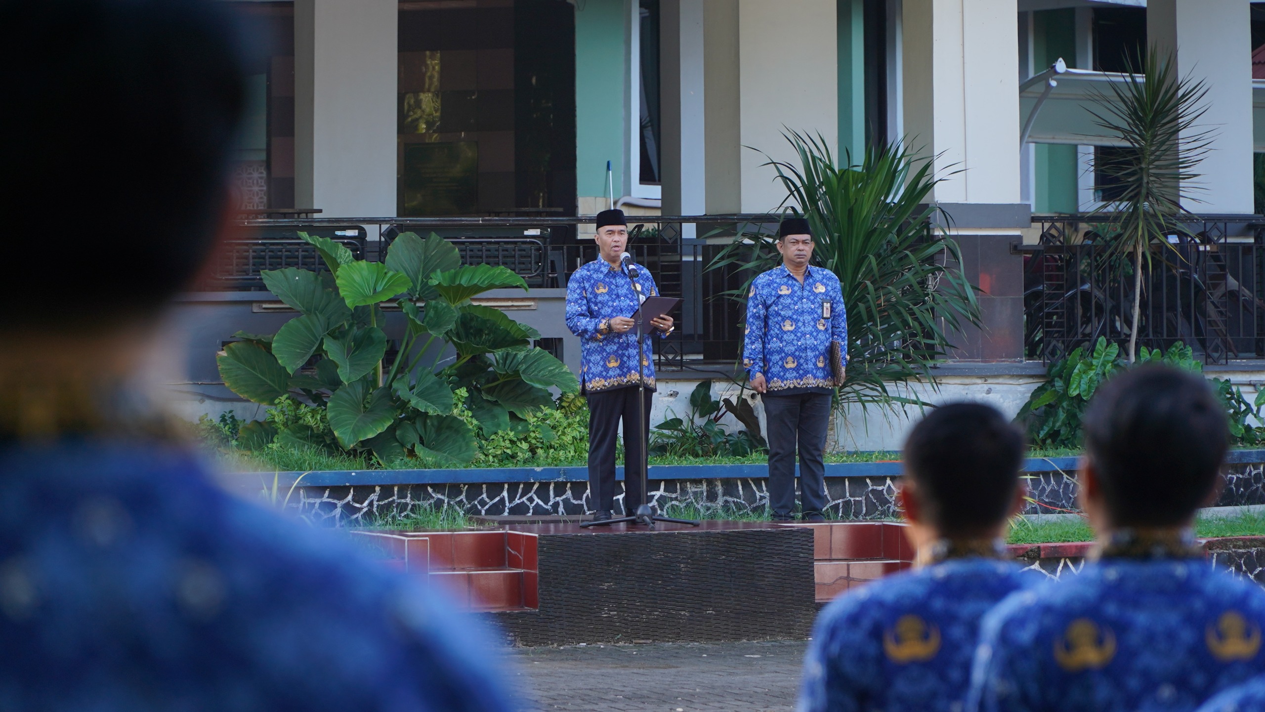 Semangat Hari Sumpah Pemuda ke-97 begitu terasa di lapangan upacara Pusjar SKMP LAN Makassar pada Selasa, 28 Oktober 2025.