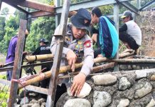 Polda Sulsel Kerahkan Brimob Bantu Jembatan Gantung Lakellu