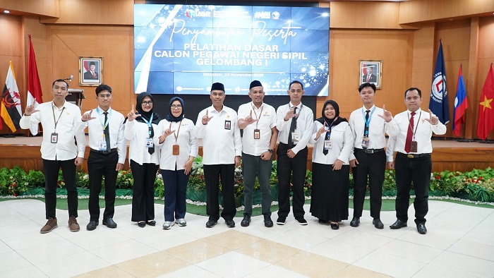 Pusat Pembelajaran dan Strategi Kebijakan Manajemen Pemerintahan (Pusjar SKMP) Lembaga Administrasi Negara (LAN) Makassar membuka secara resmi Pelatihan Dasar Calon Pegawai Negeri Sipil (Latsar CPNS) Gelombang I Tahun 2025 di Auditorium Hasanuddin, Senin 10 November 2025.