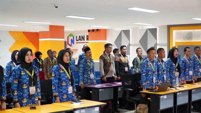Ruang Pettarani di Gedung Pusjar SKMP LAN Makassar dipenuhi semangat para guru dan wali asuh Sekolah Rakyat, Selasa, 28 Oktober 2025