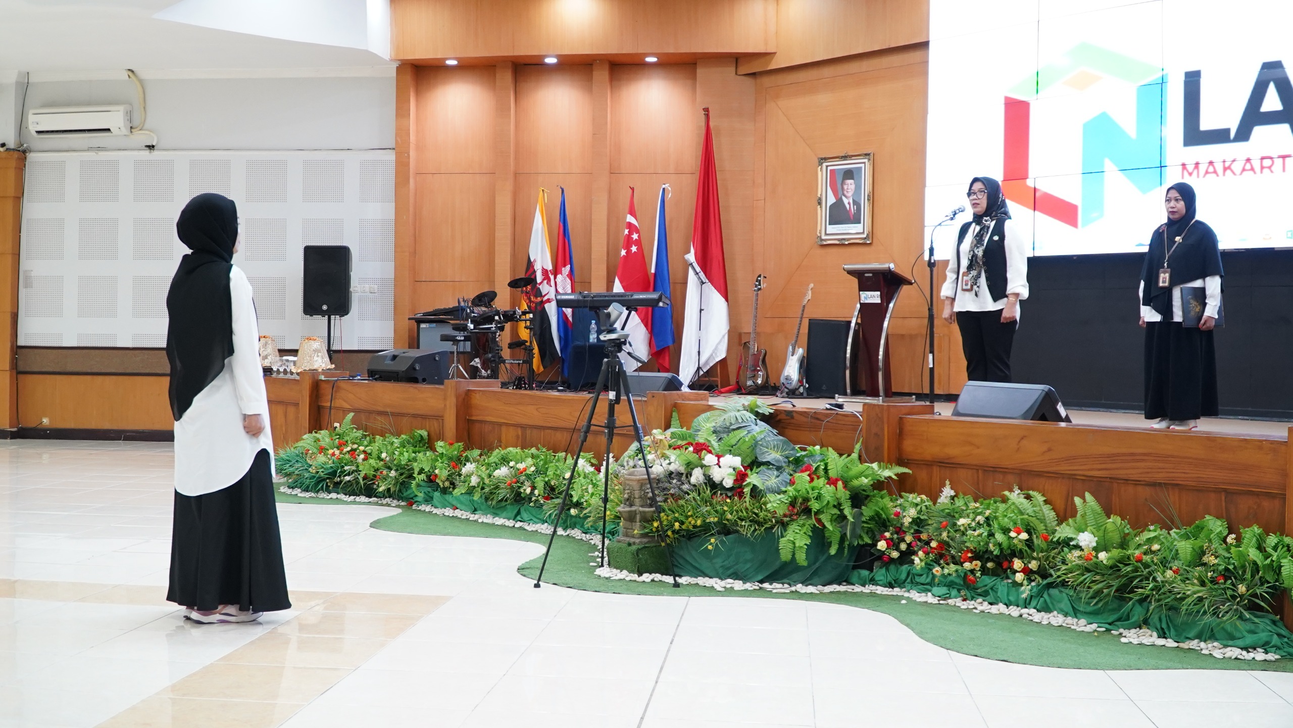 Upacara peringatan Hari Ibu ke 97 di Pusat Pembelajaran dan Strategi Kajian Manajemen Pemerintahan, Senin (22/12/2025), berlangsung dengan nuansa berbeda.