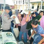 Bhabinkamtibmas Pulau Barrang Lompo Kawal Pembagian Beras dan Paket Sembako Bantuan Pemerintah