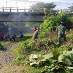 TNI Bersama Masyarakat Bersihkan Sungai Lompo