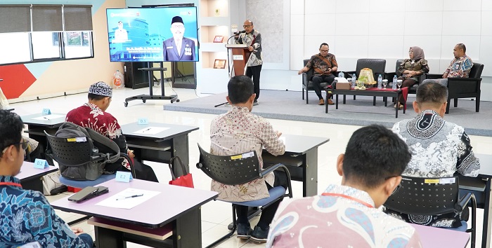 - Upaya Pemerintah Kabupaten Mamuju memperbaiki kualitas pelayanan publik dimulai dari hulunya, yaitu kepemimpinan birokrasi.