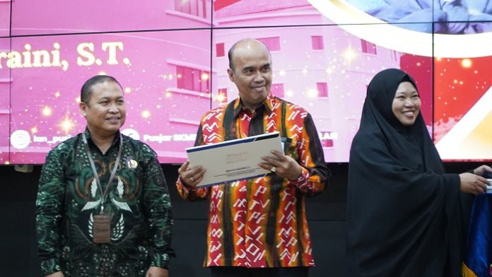 Upaya memperkuat tulang punggung birokrasi di daerah terus digalakkan. Sebanyak 82 pejabat pengawas dari berbagai wilayah di kawasan timur dan tengah Indonesia resmi menyelesaikan Pelatihan Kepemimpinan Pengawas (PKP) yang digelar Pusat Pembelajaran dan Strategi Kebijakan Manajemen Pemerintahan (Pusjar SKMP) Lembaga Administrasi Negara (LAN) Makassar