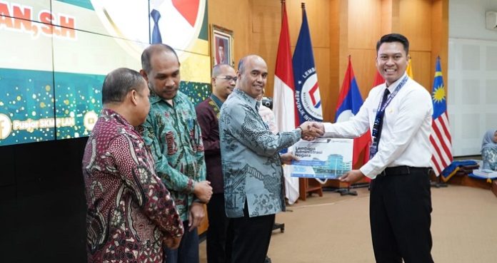 Pusat Pembelajaran dan Strategi Kebijakan Manajemen Pemerintahan (Pusjar SKMP) LAN Makassar resmi menuntaskan Pelatihan Dasar (Latsar) CPNS Gelombang III Tahun 2025 dengan melepas 154 peserta pada acara penutupan di Auditorium Hasanuddin, Sabtu, 29 November 2025.