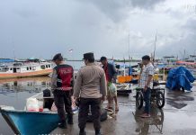 Cuaca Ekstrem Mengintai, Polres Pelabuhan Makassar Turun Langsung Imbau Nelayan dan Pengendara