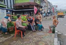 Sambangi Warga dari Rumah ke Rumah, Bhabinkamtibmas Melayu Baru Ingatkan Bahaya Banjir dan Penyakit