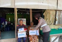Jumat Berkah, Polwan Polres Soppeng Berbagi
