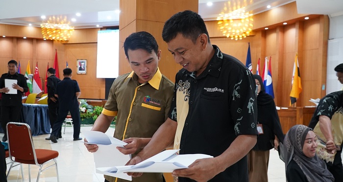 Suasana Aula Hasanuddin, Rabu (7/1/2026) siang, tampak berbeda dari hari-hari kerja biasa.