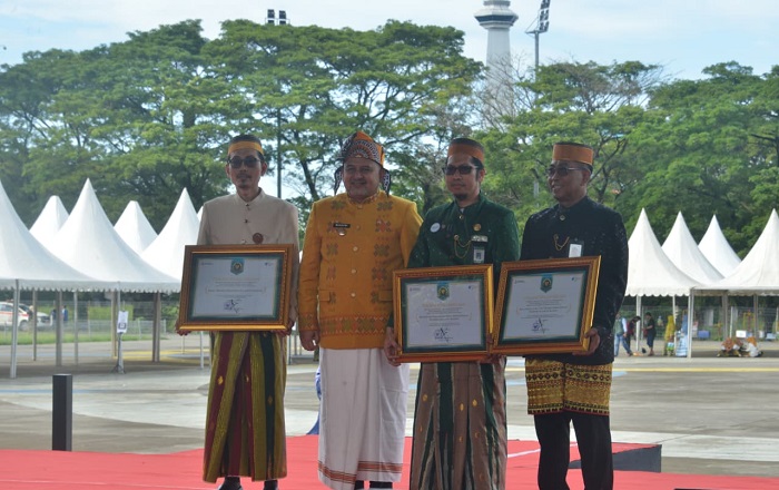 PEDOMANRAKYAT, MAKASSAR – Balai Besar Guru dan Tenaga Kependidikan, BBGTK Sulsel terima penghargaan dari Pemerintah Kota Makassar.