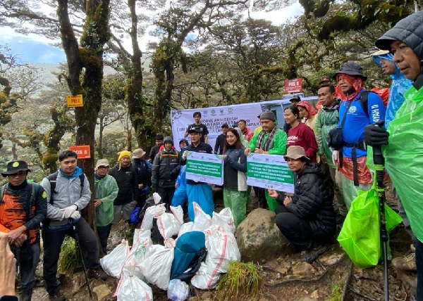 Dalam rangka mendukung Gerakan Nasional Indonesia ASRI (Aman, Sehat, Resik, dan Indah) sekaligus menyambut Hari Lingkungan Hidup Sedunia Tahun 2026, Pusat Pengendalian Lingkungan Hidup (Pusdal LH) Sulawesi dan Maluku menginisiasi kegiatan Korve Aksi Bersih serta Penyelesaian Pembangunan Langgar dan Sanitasi di Camp Pos 8 Gunung Bawakaraeng.
