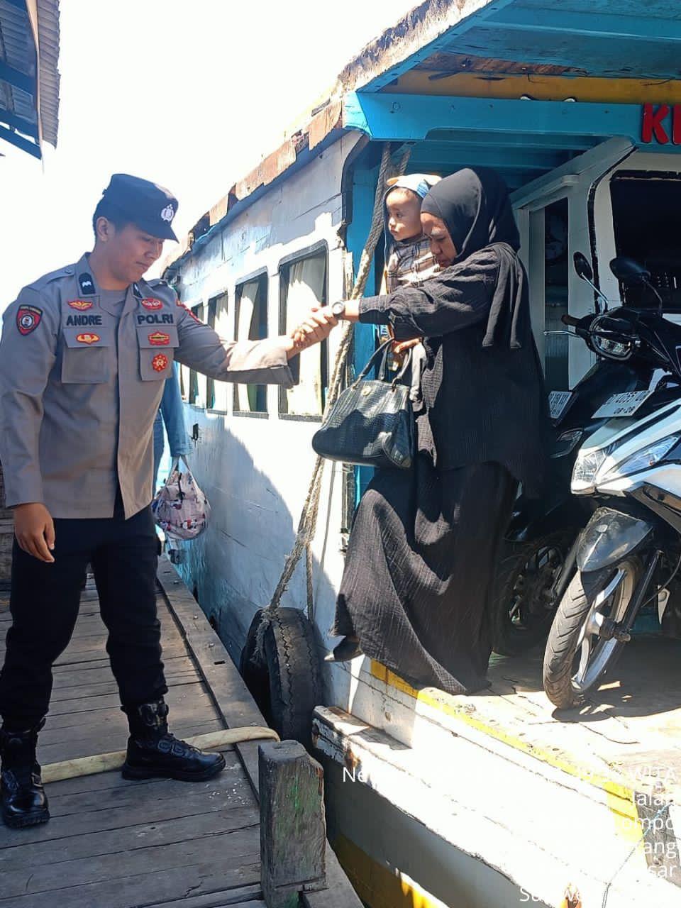Bukan Sekadar Pengamanan, Polisi Bantu Penumpang Turun dari Kapal di Barrang Lompo